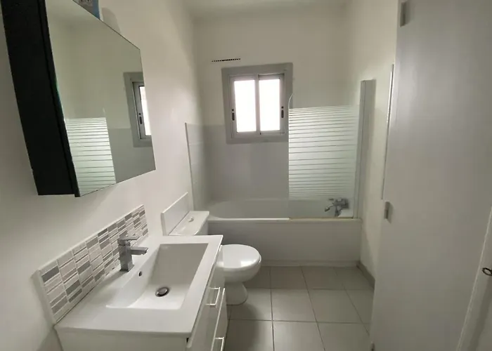 T3 Centre-ville La Roche-posay, Balcon, Wi-fi, Proximite Thermes Et Commerces - Fr-1-541-76